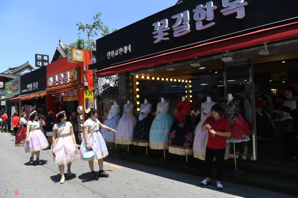 Rất nhiều gian hàng cho thuê váy áo truyền thống nằm dọc các con phố xung quanh khu làng cổ Hanok và khu lăng mộ Gyeonggi.
