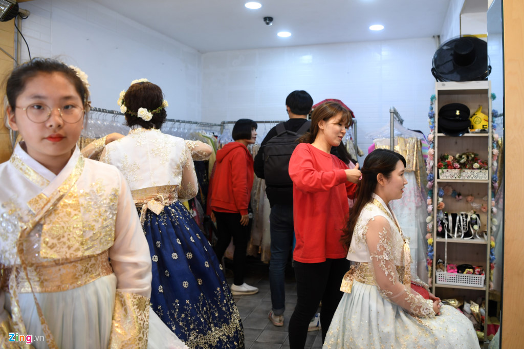 Giá thuê mỗi bộ hanbok vào khoảng từ 10.000-20.000 won (200.000-400.000 đồng) trong 3 giờ. Nhân viên cửa hàng cũng sẽ hỗ trợ làm tóc cho khách.