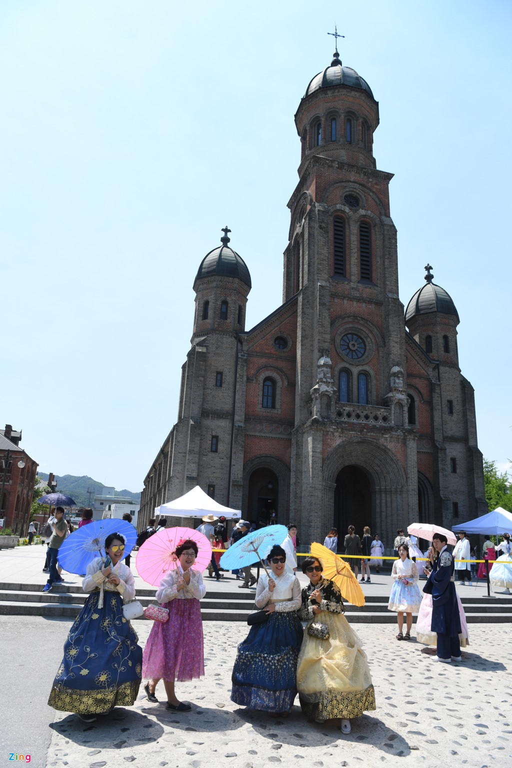 Không chỉ có thiếu nữ trẻ đẹp mà ngay cả các bà các mẹ cũng điệu đà với váy áo hanbok, ô dù nhiều màu màu sắc, nhí nhảnh chụp ảnh trước sân nhà thờ Joendong.