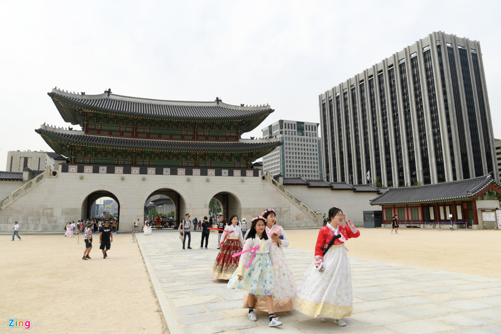 Tại Seoul, cung điện Gyeongbokgung mỗi ngày đón hàng nghìn lượt khách ghé thăm. Bên ngoài cổng mặc dù không xuất hiện nhiều tiệm cho thuê hanbok nhưng vẫn tấp nập cảnh các thiếu nữ thướt tha trang phục truyền thống.