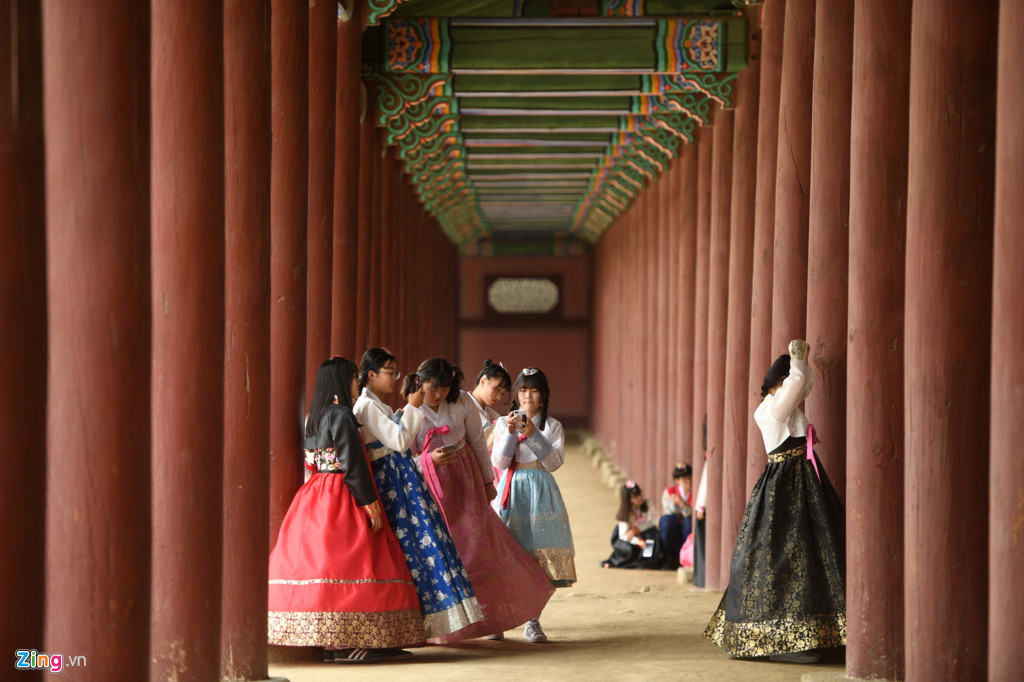 Mỗi góc sân, hành lang trong cung điện đều có nhiều nhóm thiếu nữ tạo dáng chụp ảnh cho nhau.