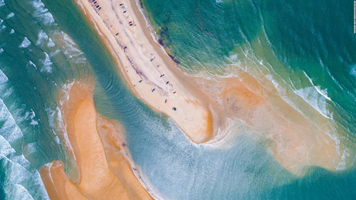 Với chiều dài 1,6 km (tùy thuộc vào thủy triều và các điều kiện khác), đảo Shelly tách biệt khỏi đại lục thuộc Đại Tây Dương một đoạn dài 100 m. Hòn đảo này là một phần của Cape Hatteras trên bờ biển phía đông nước Mỹ.