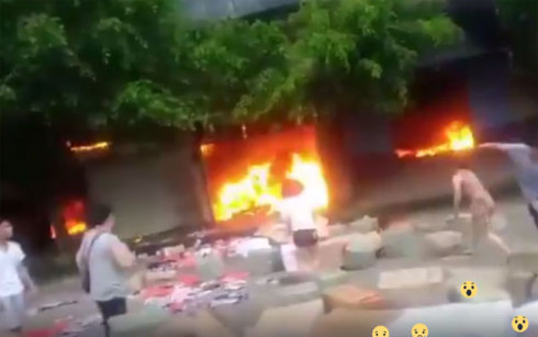 Hình ảnh vụ cháy chợ cửa khẩu Tân Thanh (ảnh: FB)