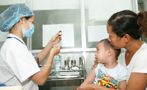 Bỏ tiêm vắc-xin cho trẻ: Nhiều nguy cơ khiến trẻ “rước” bệnh nặngTheo các chuyên gia y tế, các bậc phụ huynh nếu chỉ cần bỏ tiêm vài mũi vắc-xin, trẻ sẽ phải gánh chịu hậu quả không nhỏ về sức khỏe...        Ảnh: TM