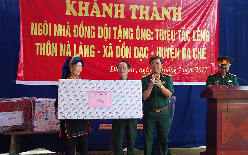 Đại diện Ban CHQS huyện Ba Chẽ tặng quà cho CCB