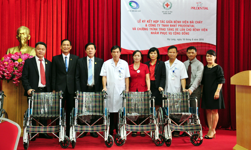 Đại diện Công ty BHNT Prudential Việt Nam và Hội Chữ thập đỏ tỉnh trao xe lăn cho Bệnh viện Bãi Cháy.