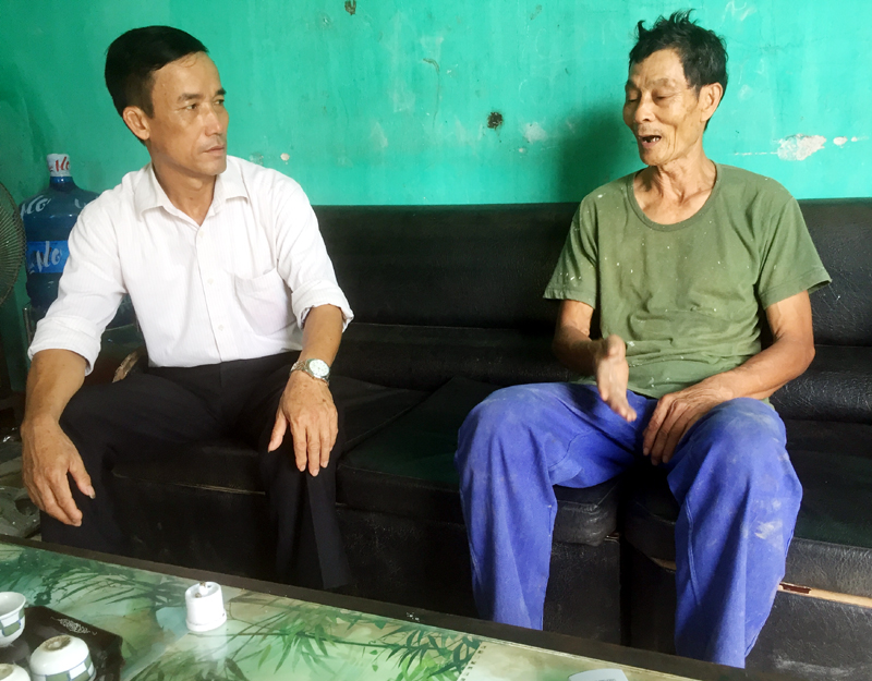 Ông Phạm Văn Bách (bên phải) kể chuyện tìm phần mộ của cha mình.