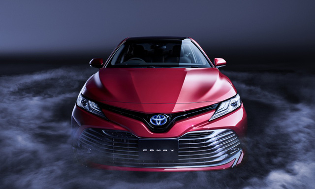 Bên ngoài, Toyota Camry Hybrid 2018 tại Nhật Bản có thiết kế khá giống với xe ở Mỹ. Đầu xe Toyota Camry Hybrid 2018 tại Nhật Bản cũng được thiết kế theo ngôn ngữ 