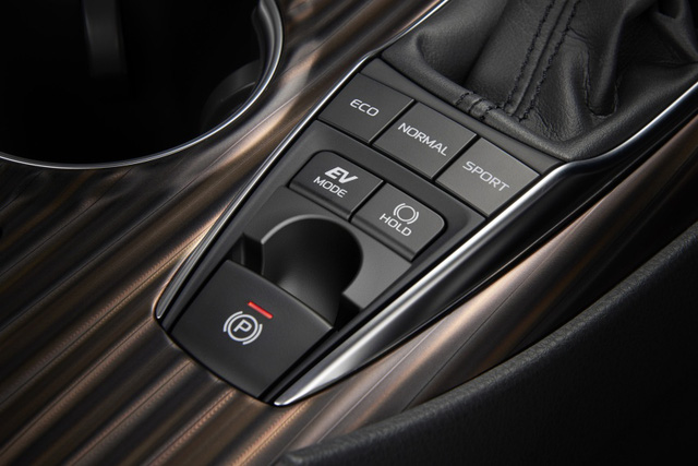 Kết quả là hệ dẫn động hybrid có công suất tổng cộng 211 mã lực. Đặc biệt, hệ dẫn động này giúp Toyota Camry Hybrid 2018 chỉ tiêu thụ lượng xăng trung bình 33,4 km/lít, tương đương 3.0 lít/100 km.