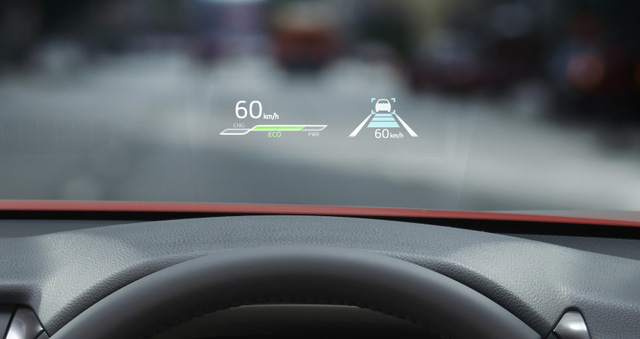 Bản cao cấp nhất của Toyota Camry Hybrid 2018 tại Nhật Bản có thêm vành hợp kim 18 inch cỡ lớn hơn, màn hình hiển thị thông tin trên kính chắn gió và hệ thống định vị T-Connect.