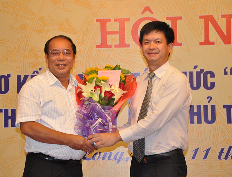 Đồng chí Lê Quang Tùng, Phó Chủ tịch UBND tỉnh tặng hoa chia tay đồng chí Nguyễn Văn Ngàng về nghỉ hưu theo chế độ.