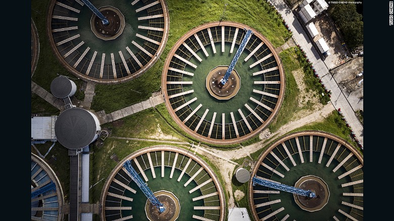 Các nhà máy xử lý nước thải nhìn như những bánh xe khổng lồ