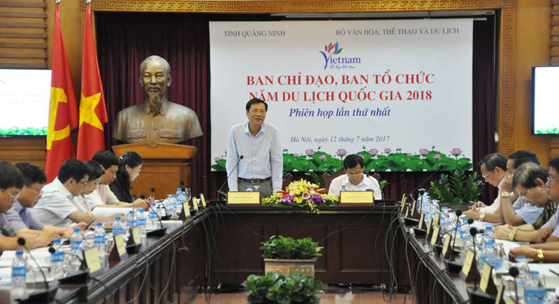 Đồng chí Nguyễn Văn Đọc, Bí thư Tỉnh ủy, Chủ tịch HĐND, Trưởng Ban Chỉ đạo Năm du lịch quốc gia 2018 phát biểu tại cuộc họp
