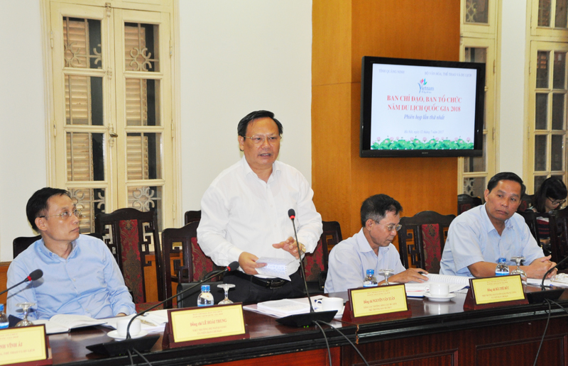 Đồng chí Nguyễn Văn Tuấn, Tổng cục trưởng Tổng cục Du lịch, Phó Trưởng Ban tổ chức Năm du lịch quốc gia 2018 phát biểu ý kiến tại cuộc họp