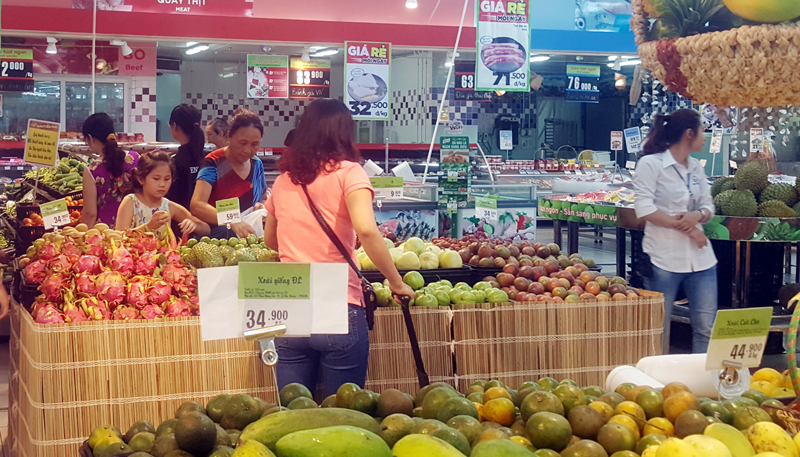 Người tiêu dùng mua thực phẩm tại Big C Hạ Long.