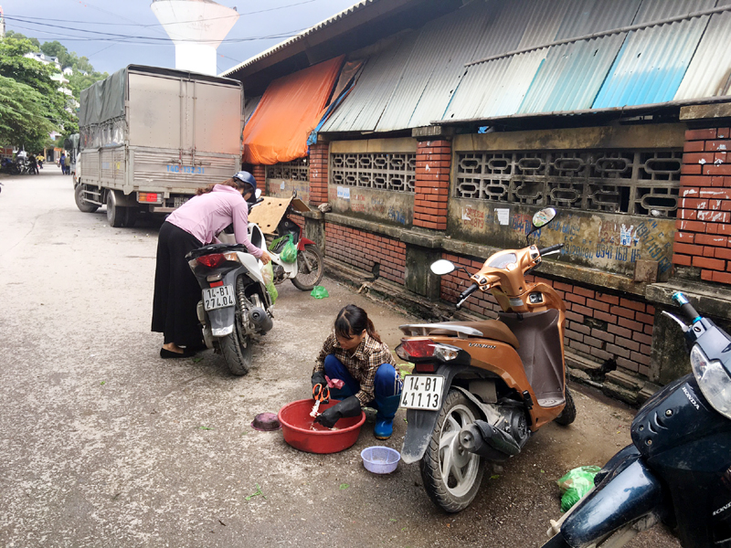 Mặc dù trong Trung tâm Thương mại Vườn Đào - Bãi Cháy có bố trí nhà chợ bán hàng thực phẩm tươi sống, nhưng 4 phía bên ngoài Trung tâm có không ít người bán hàng rong, hải sản như thế này.