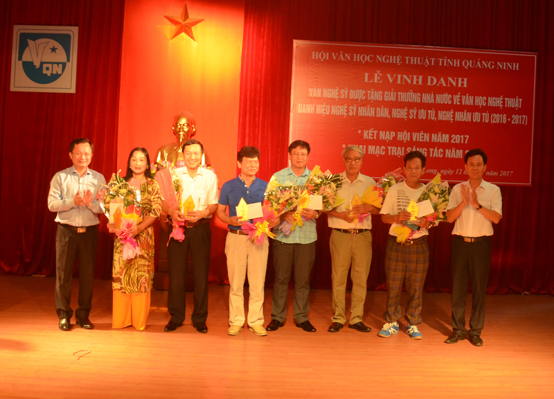 Đồng chí Cao Tường Huy, Uỷ viên BTV, Trưởng Ban Tuyên giáo Tỉnh uỷ, tặng hoa chúc mừng các văn nghệ sĩ.