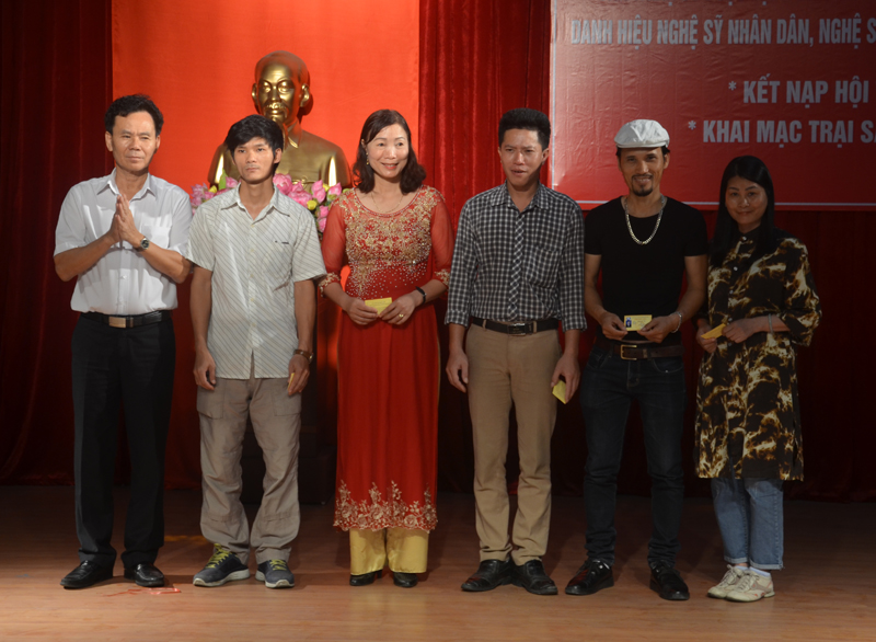 Lãnh đạo Hội VHNT Quảng Ninh trao thẻ hội viên mới.
