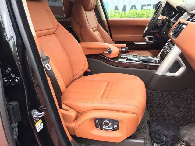 Các chi tiết nhỏ như bàn đạp hay núm sang số bằng chất liệu nhôm đặc cũng là điểm nhấn nổi bật trong thiết kế nội thất của Range Rover SVAutobiography Hybrid.