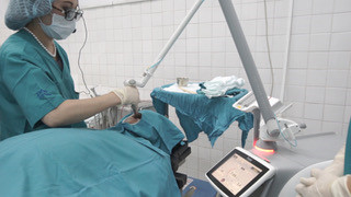 Ứng dụng tia laser để điều trị các bệnh lý tại Khoa Răng hàm mặt, Đại học Y dược TPHCM (ảnh M.P).