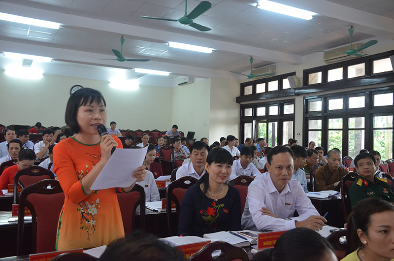 Đại biểu HĐND TX Quảng Yên chất vấn tại kỳ họp.