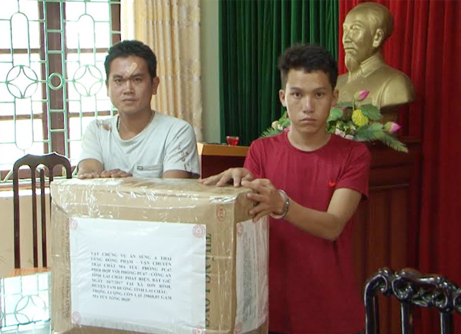 Hai đối tượng Sủng A Thai và Hờ A Chua và tang vật vụ án.