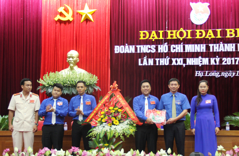 Đ/c Lê Hùng Sơn, Bí thư Tỉnh Đoàn tặng hoa chúc mừng Đại hội.