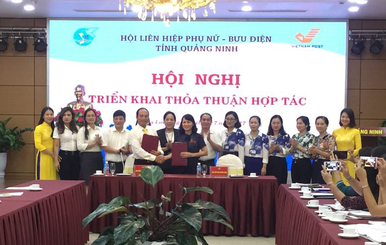 Hội LHPN tỉnh và Bưu điện tỉnh Quảng Ninh ký kết thỏa thuận hợp tác.