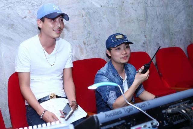 Đạo diễn Vạn Nguyễn chỉ đạo sản xuất một chương trình ca nhạc.