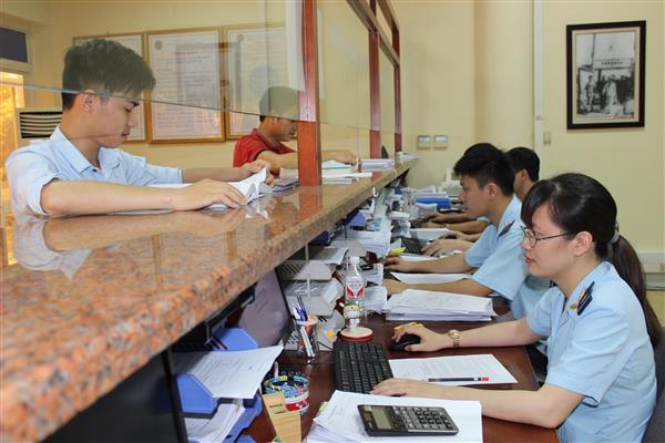 Hoạt động nghiệp vụ tại Chi cục Hải quan cửa khẩu Móng Cái, Cục Hải quan Quảng Ninh. Ảnh: T.Trang.