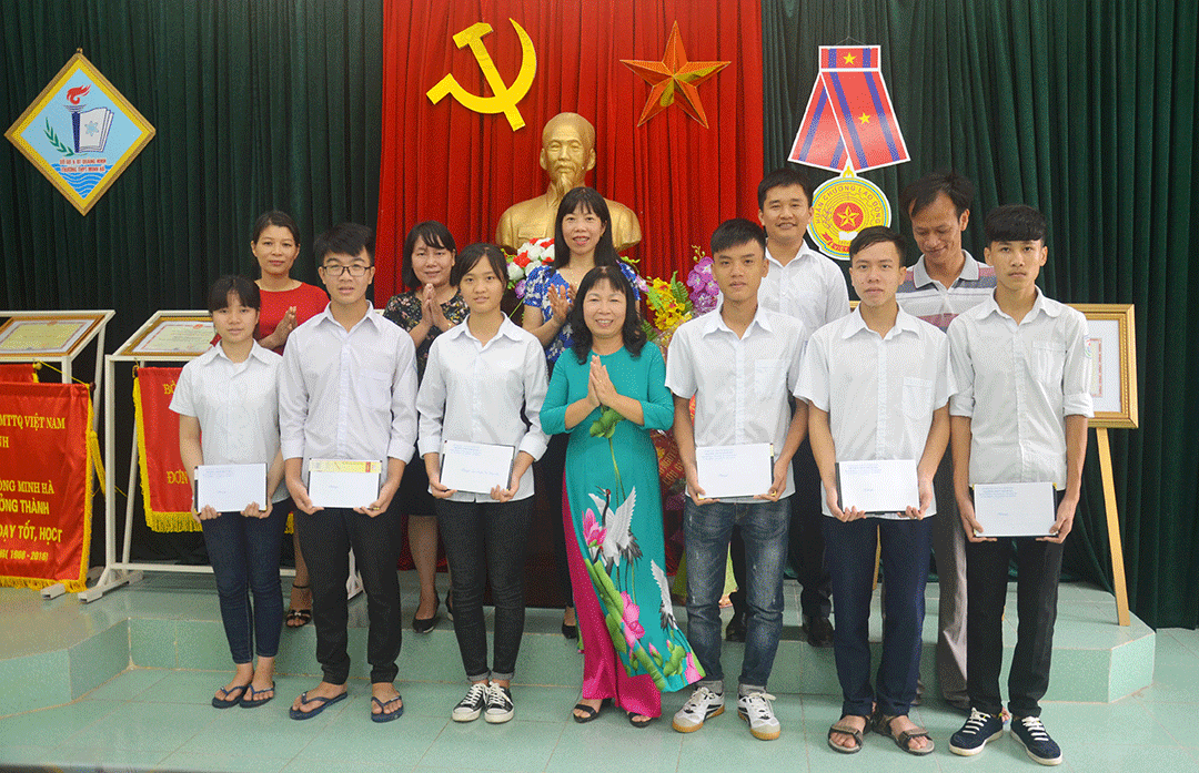 Hiệu trưởng Trường THPT Minh Hà thưởng nóng cho các thí sinh có điểm thi cao của Trường tại kỳ thi THPT Quốc gia