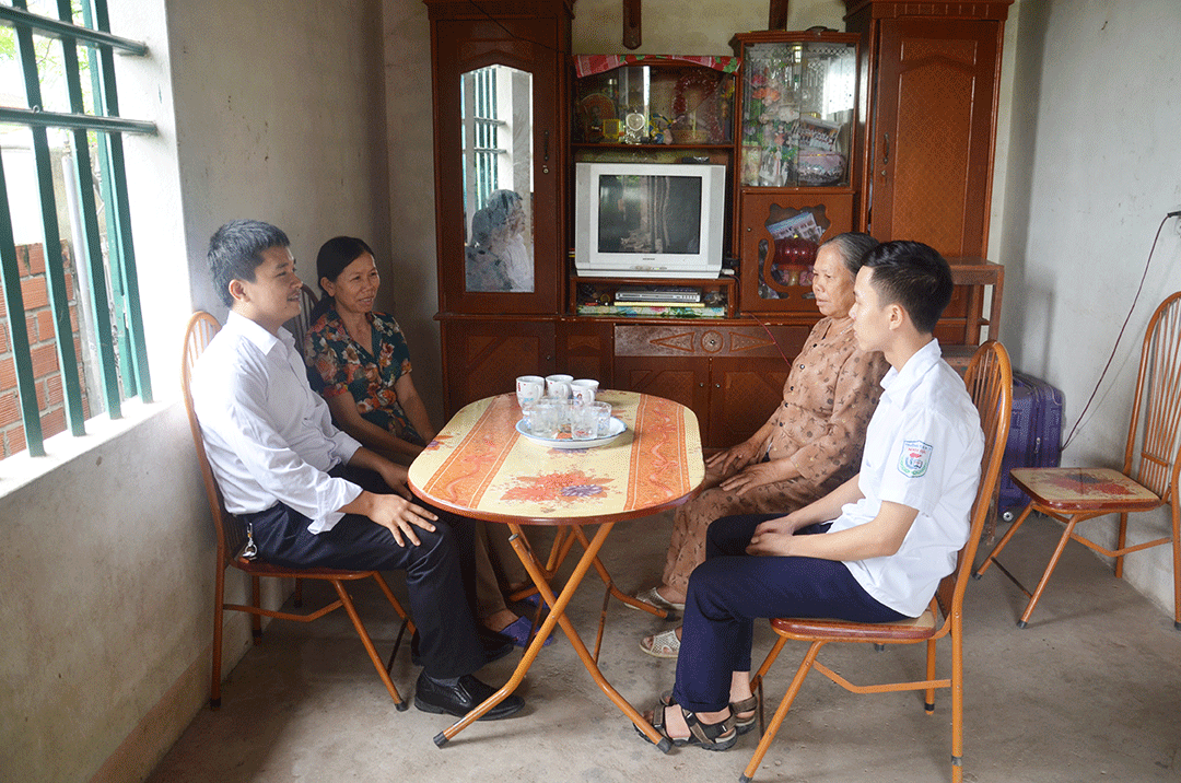 Thầy giáo Dương Văn Hùng, giáo viên Trường THPT Minh Hà đến thăm gia đình em Nguyễn Thế Hoàng Tuấn, Trường THPT Minh Hà (TX Quảng Yên)