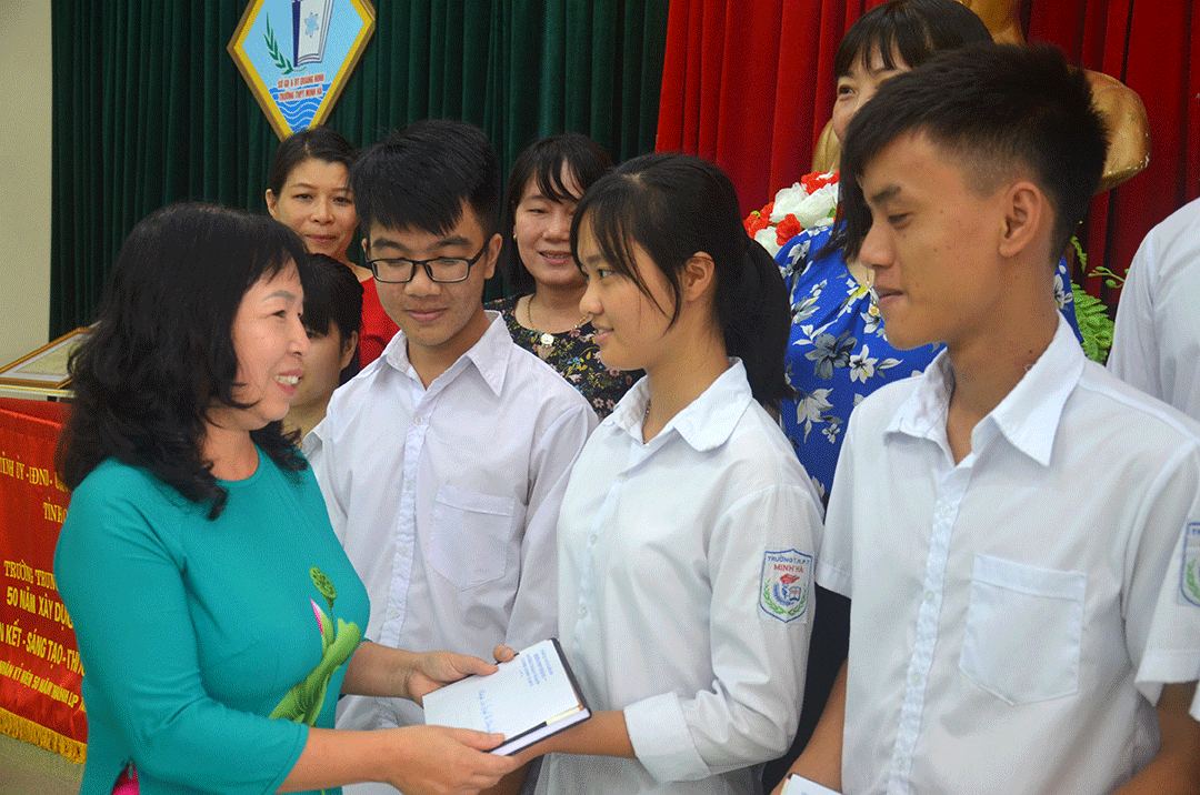 Hiệu trưởng Trường THPT Minh Hà khen thưởng cho em Nguyễn Thị Phương Thảo