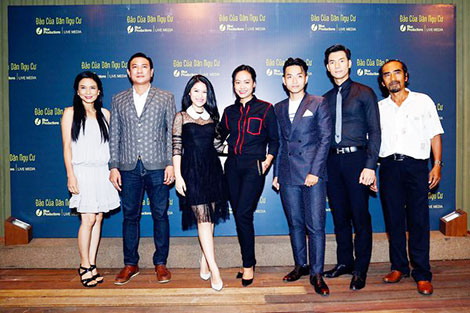 Hồng Ánh cùng các diễn viên trong phim 