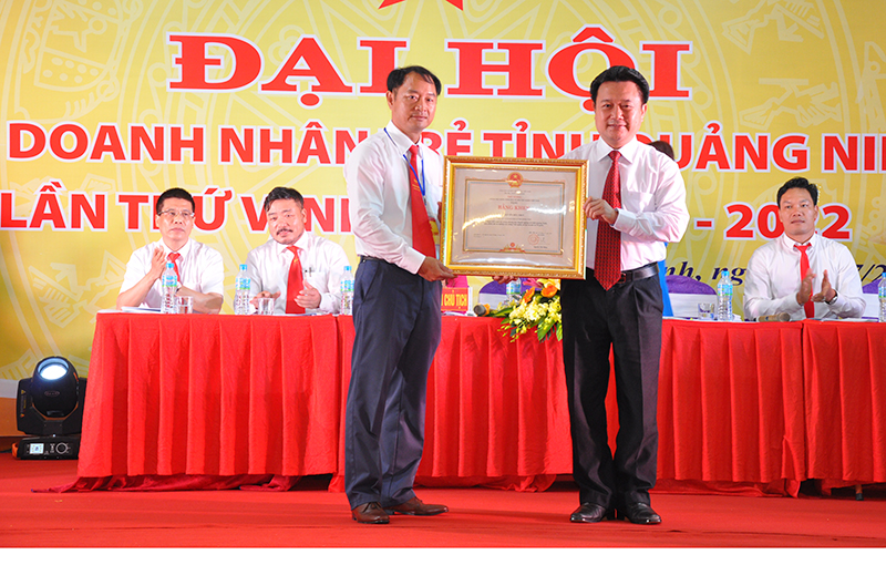 Đồng chí Nguyễn Đức Thành, Phó Chủ tịch HĐND tỉnh trao tặng bằng khen của Thủ tướng Chính phủ cho Chủ tịch Hội doanh nhân trẻ tỉnh Nguyễn Hữu Thủy. 
