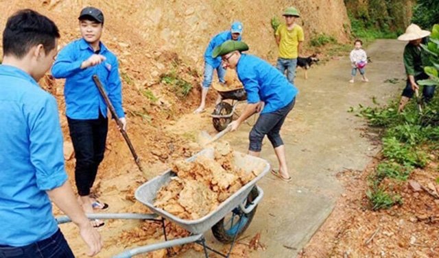 Sinh viên Đại học Thái Nguyên giúp người dân xã Phú Đô, huyện Phú Lương, tỉnh Thái Nguyên dọn dẹp đất sạt lở. Ảnh: Báo Nhân dân