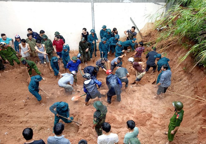 Lực lượng chức năng khẩn trương khắc phục thiên tai tại thị trấn Vinh Quang, huyện Hoàng Su Phì, tỉnh Hà Giang. Ảnh: TTXVN