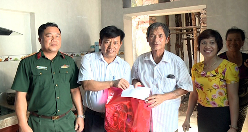 Lãnh đạo huyện Đầm Hà thăm, tặng quà gia đình chính sách trên địa bàn.