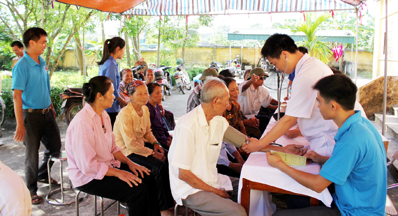 Một buổi khám bệnh và cấp phát thuốc miễn phí cho các gia đình chính sách do các bác sĩ trẻ Trung tâm Y tế huyện và Bệnh viện Đa khoa tỉnh tổ chức.