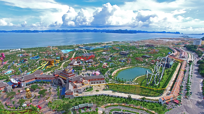 Sun World Hạ Long Park với các trò chơi hàng đầu thế giới, cùng công viên nước “Lốc xoáy” mang đến một không gian vui chơi vô cùng hào hứng, một sản phẩm du lịch mới phục vụ du khách