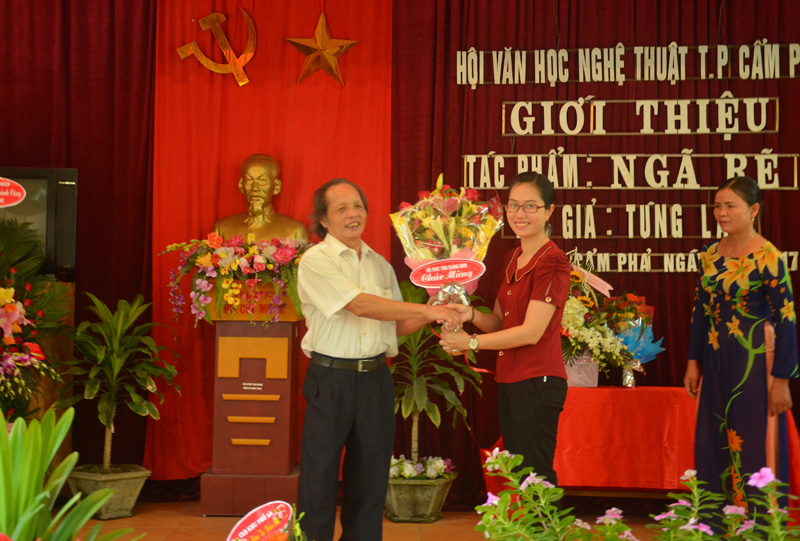Lãnh đạo Hội VHNT Quảng Ninh tặng hoa chúc mừng hội viên có tập sách mới xuất bản.