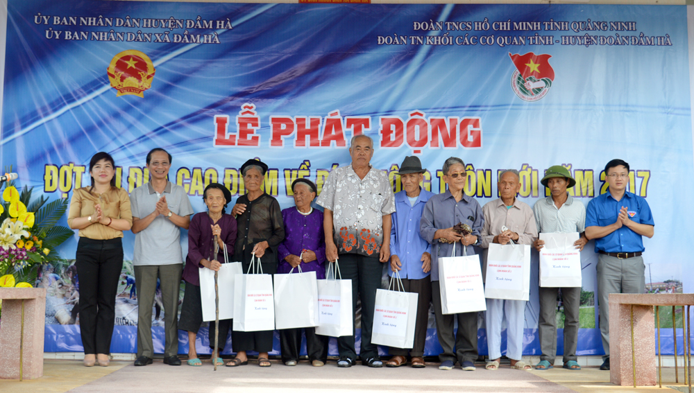 Tặng quà cho 10 gia đình Mẹ Việt Nam anh hùng, thương binh, liệt sỹ tại xã Đầm Hà.