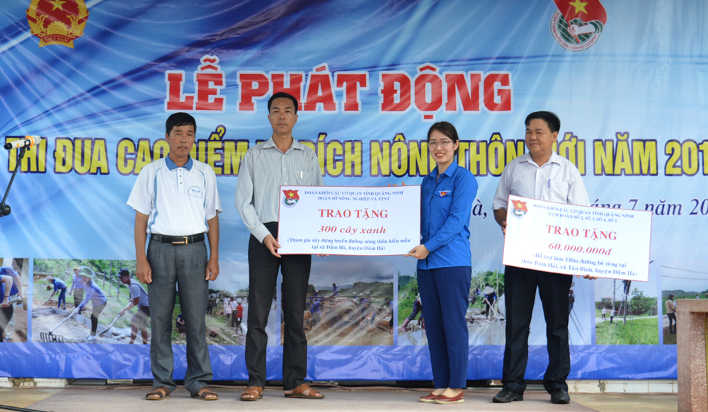 Đoàn khối  trao tặng 300 cây xanh và 60 triệu kinh phí làm đường cho lãnh đạo xã Đầm Hà và Tân Bình