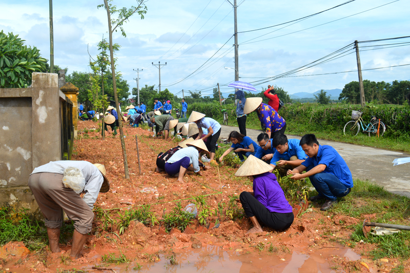 Đông đảo tầng lớp nhân dân tại xã Đầm Hà cùng chung tay trồng cây làm đẹp đường làng ngõ xóm.