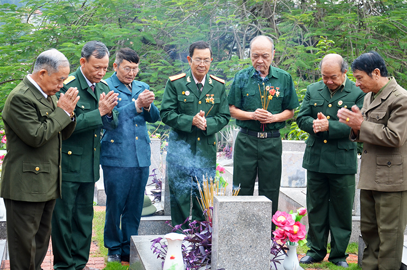 Cựu chiến binh Binh đoàn Than viếng mộ Anh hùng Lực lượng Vũ trang nhân dân Nguyễn Xuân Việt tại Nghĩa trang liệt sĩ Hà Tu (TP Hạ Long).
