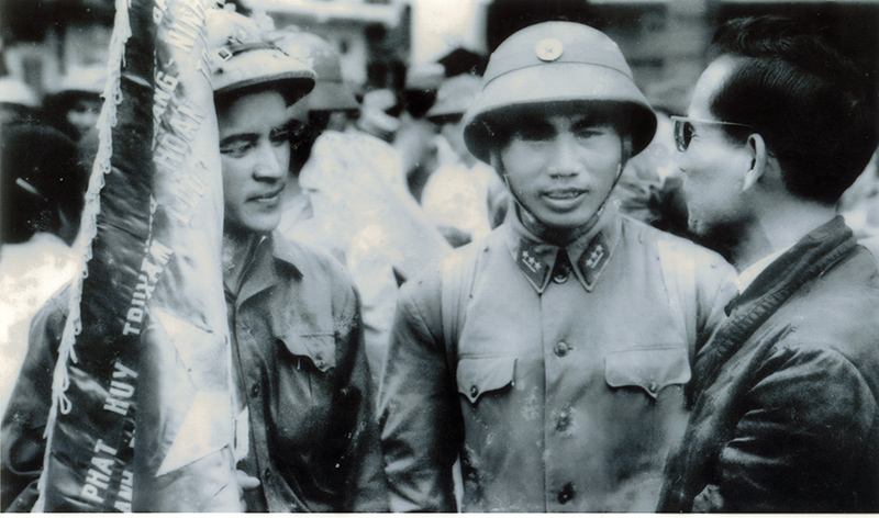 Chủ tịch UBND tỉnh Nguyễn Ngọc Đàm (bên phải) thăm hỏi, động viên cán bộ, chiến sĩ trước giờ xuất quân.
