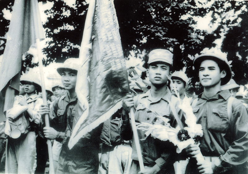 Chiến sĩ Binh đoàn Than nhận cờ Quyết thắng của tỉnh trao tặng.