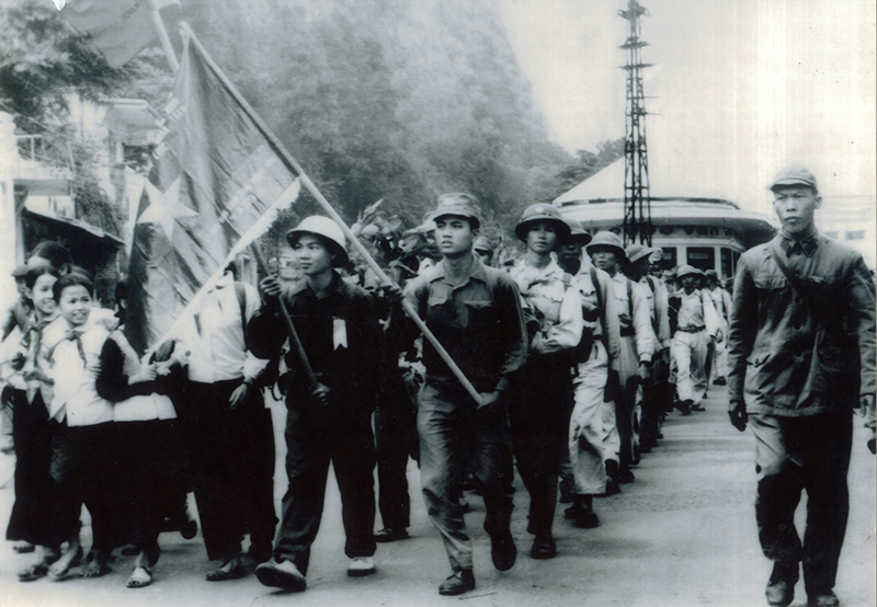Chiến sĩ Binh đoàn Than hành quân trên đường phố Hòn Gai để qua bến phà Bãi Cháy.