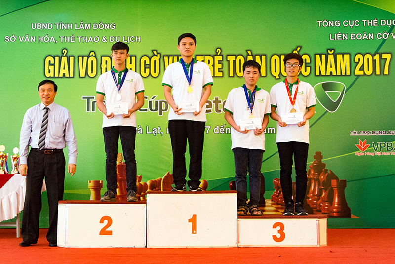 VĐV Nguyễn Hoàng Đức- QN nhận HCV cá nhân U20 nam