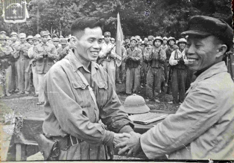 Lãnh đạo ngành Than (bên phải) động viên chiến sĩ Binh đoàn Than trước giờ xuất quân.  Ảnh: Đoàn Đạt 